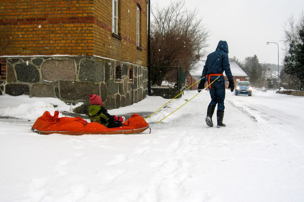 Ibland enklaste sätt att frakta femte generationen Rimfors till dagis en vintervardag på Österlen. Foto: Malin Rimfors