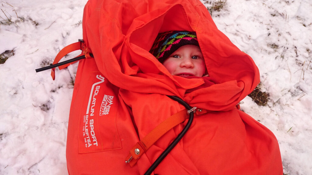 Sällan sover barn så bra som i en fjällpulka. Foto: Fabian Rimfors