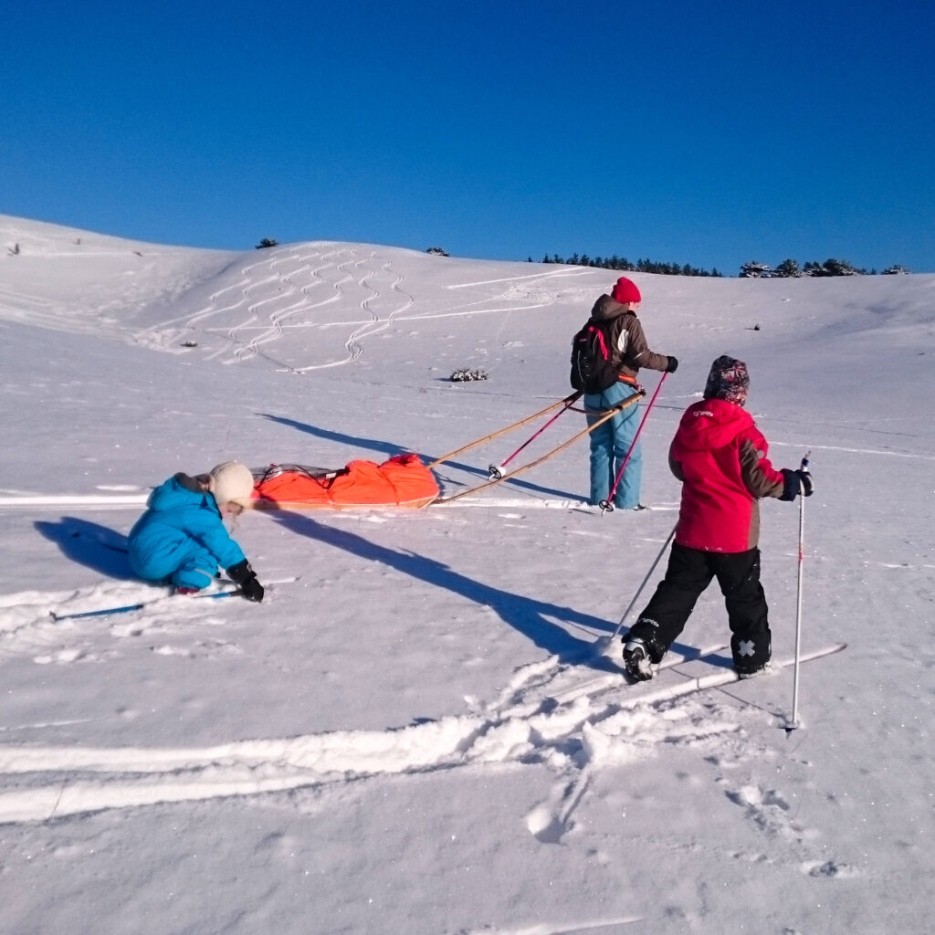 Tack vare en fjällpulka kan hela familjen njuta tillsammans av vinterdagarna i Brösarps backar. Foto: Fabian Rimfors