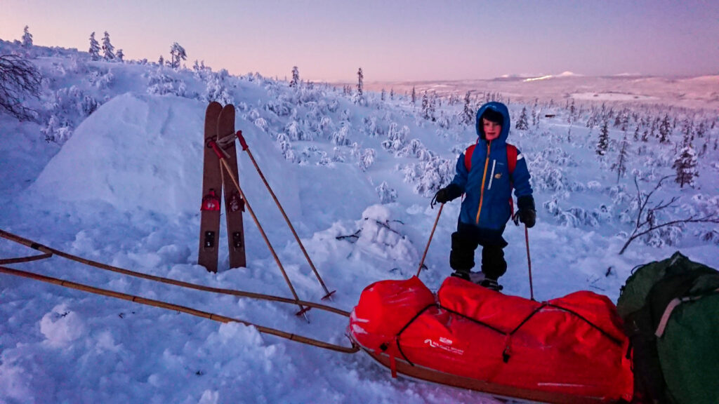 Med fjällpulka kan äventyren bli större för hela familjen. Foto: Fabian Rimfors