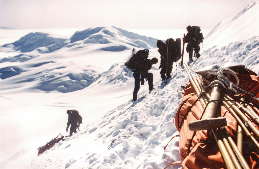 Rimforspulkor vid Eagles Nest i Antarktis under Brabant Islandsexpeditionen, mars 1984. Mount Hunter och Smith Island skymtas bland i molnhavet. Foto: Jed Corbett