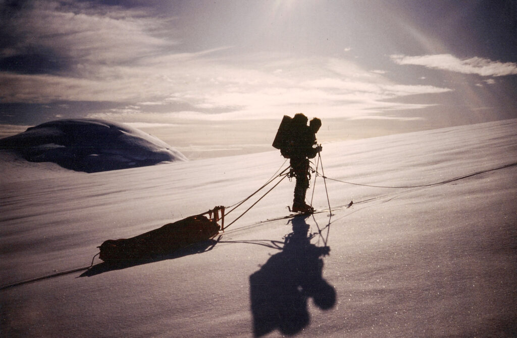 Rimforspulkan på tur över en glaciär i Antarktis 1984. Foto: Jed Corbett