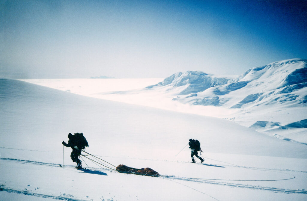 Rimforspulkan på tur över en glaciär i Antarktis 1984. Foto: Jed Corbett