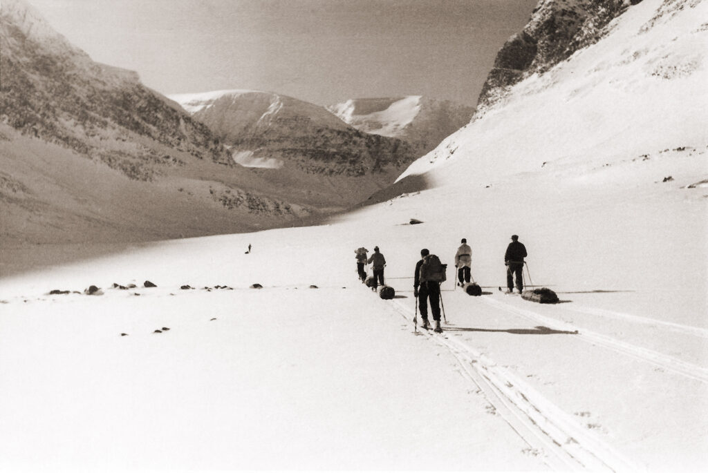 Olle Rimfors med vänner och pulkor på väg mot Singidalen 27 mars 1934 för att nästa morgon ha direkt väg upp mot Kebnekaises topp från väster. Foto: Gustaf Birch-Lindgren