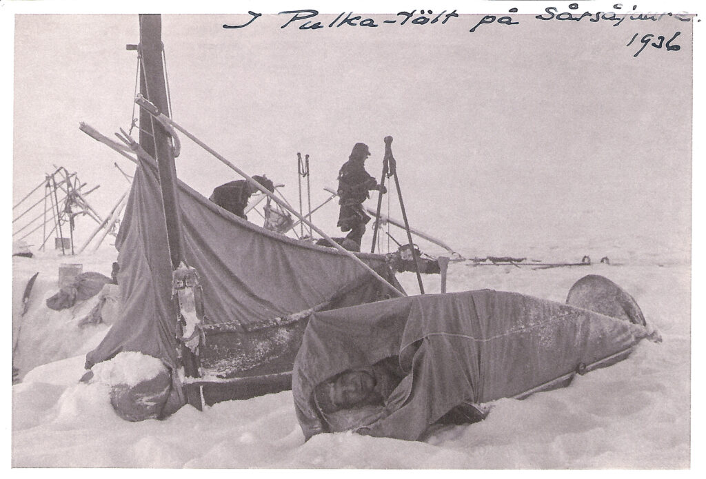 Olle Rimfors (vänster pulka) och Sven Swärd (höger) föredrog sina tältpulkor frmför trängseln i stugan i Sårjusjaure 10 april 1936. Foto: David Jonason