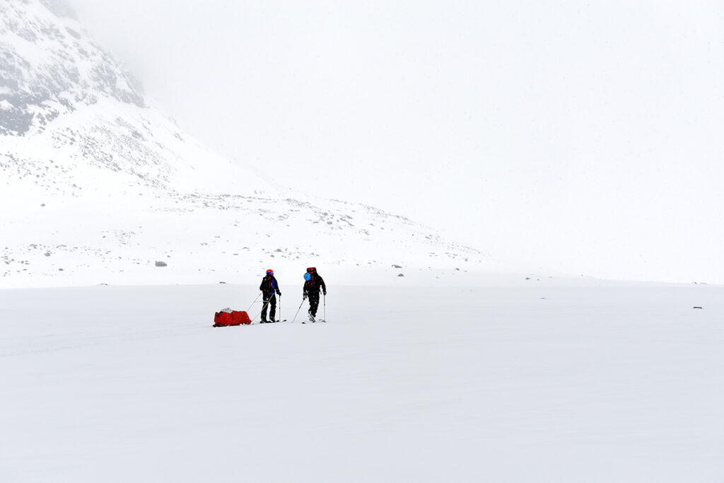 90 kg tung Rimforspulka på iglooexpedition genom Marsfjällen 2014. Foto: Erik Westberg/Epix Photo