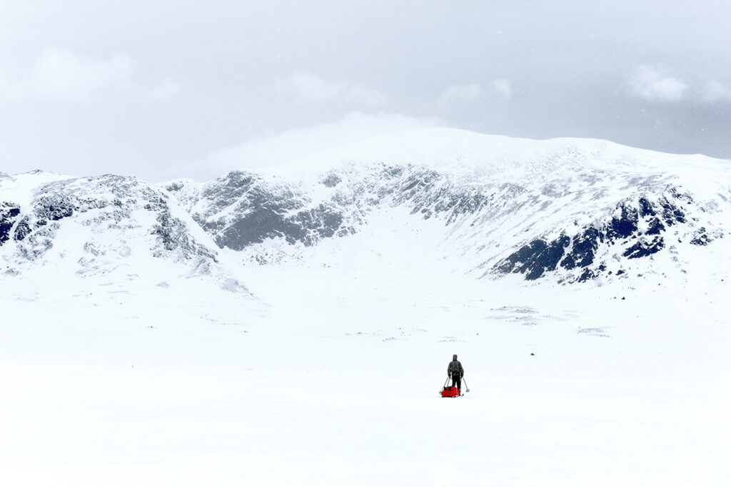 Rimforspulka på väg mot Gahkagaejsientjahke, 1454 m, och Risfjället, 1385 m. Foto: Erik Westberg/Epix Photo