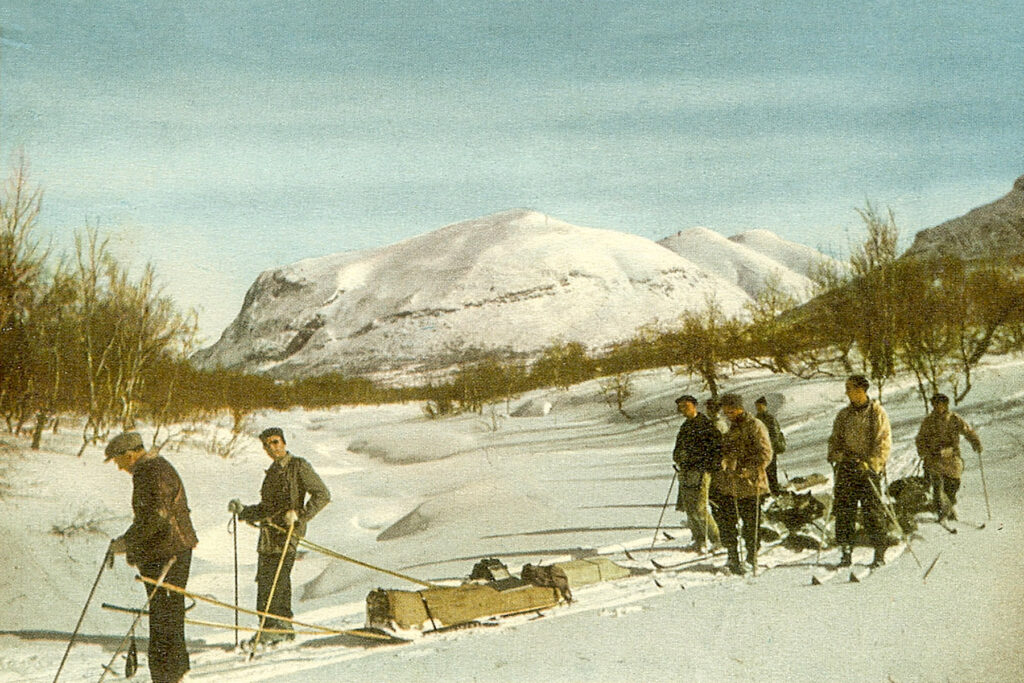 Olle Rimfors i spetsen med sin pulka under en av Skidfrämjandets iglooexpeditioner. Foto: Gustaf Birch-Lindgren
