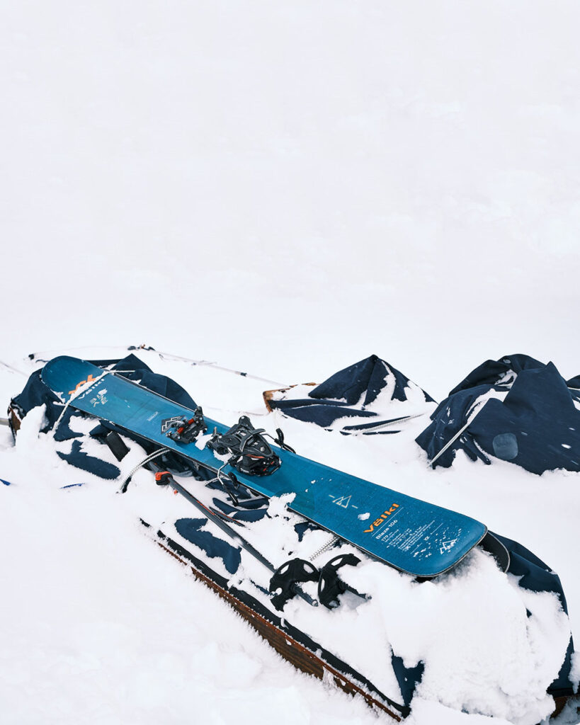 Snön vräker ner över Rimforspulkan på basecamp i Sarek. Foto: Thomas Vialletet