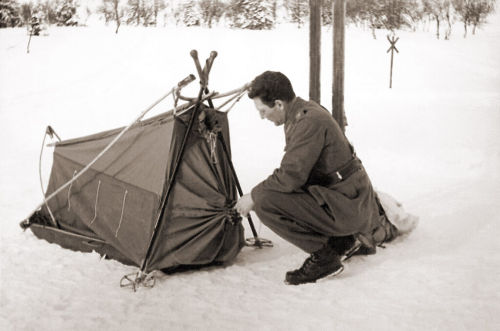Världens första tältpulka, eller pulkatält, där kapellet kan användas som tält Olle Rimfors testar sin första prototyp i miniformat.