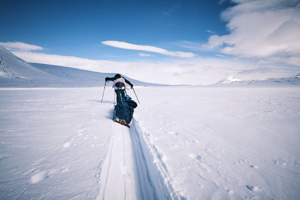 Janina Kuzma och Rimforspulkan på väg hemåt efter snöstorm i Sarek. Foto: Thomas Vialletet