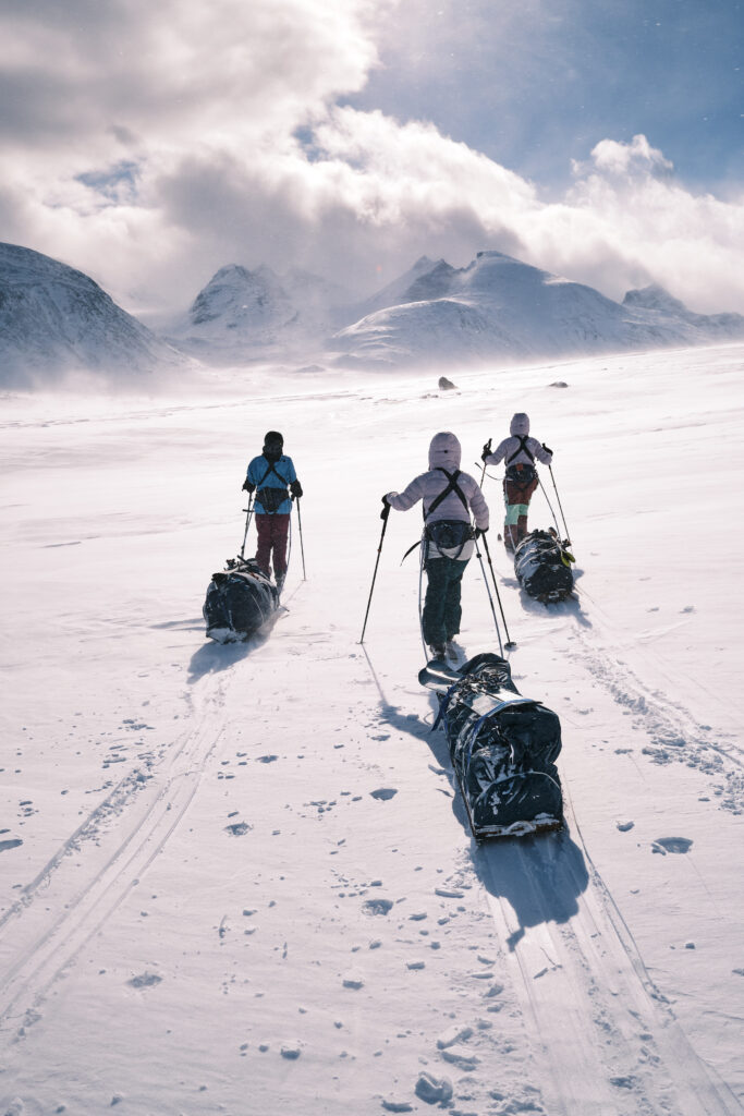 Evelina Nilsson, Julia Nilsson och Janina Kuzma på väg mot äventyr i Sarek med Rimforspulkan och Segebadenpulkan. Foto: Thomas Vialletet