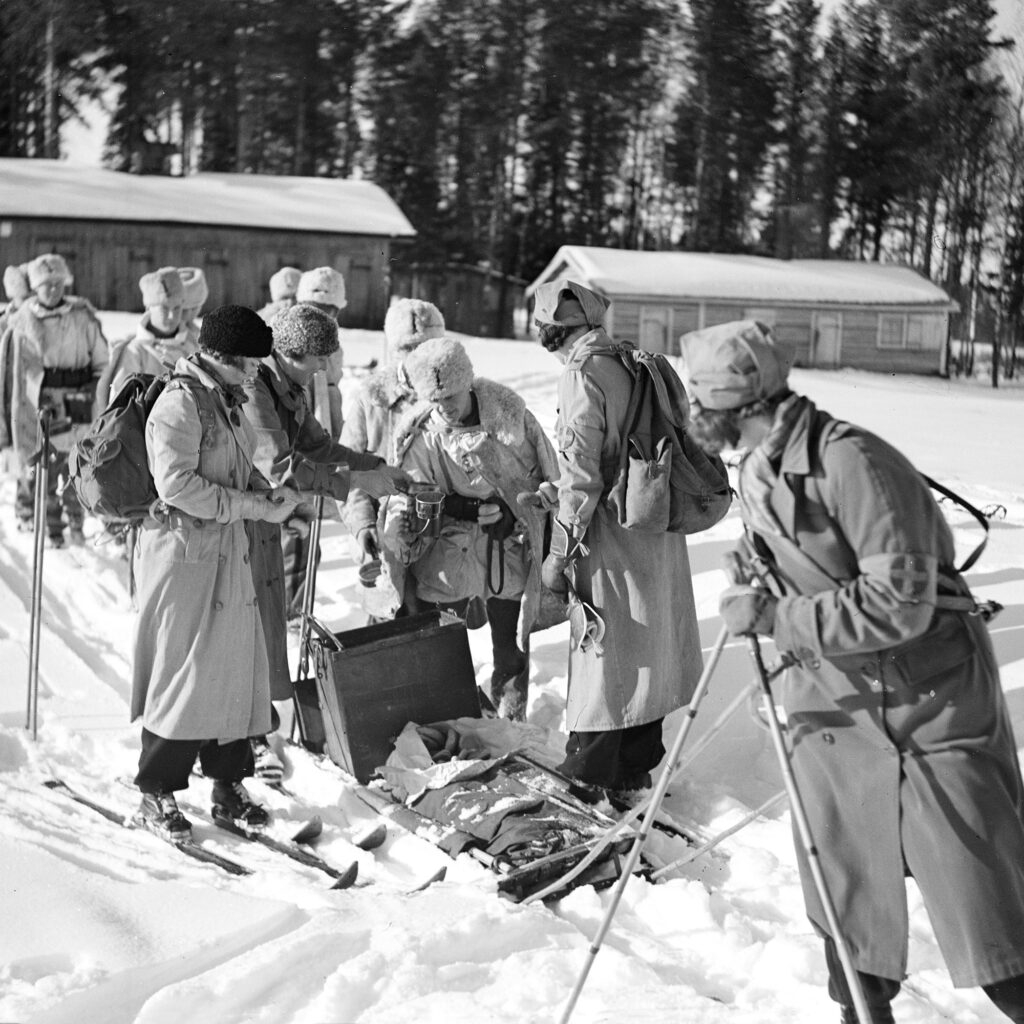 Landstormslottorna från Östersund med Greta Rimfors i spetsen serverar lunch från Rimforspulkan.