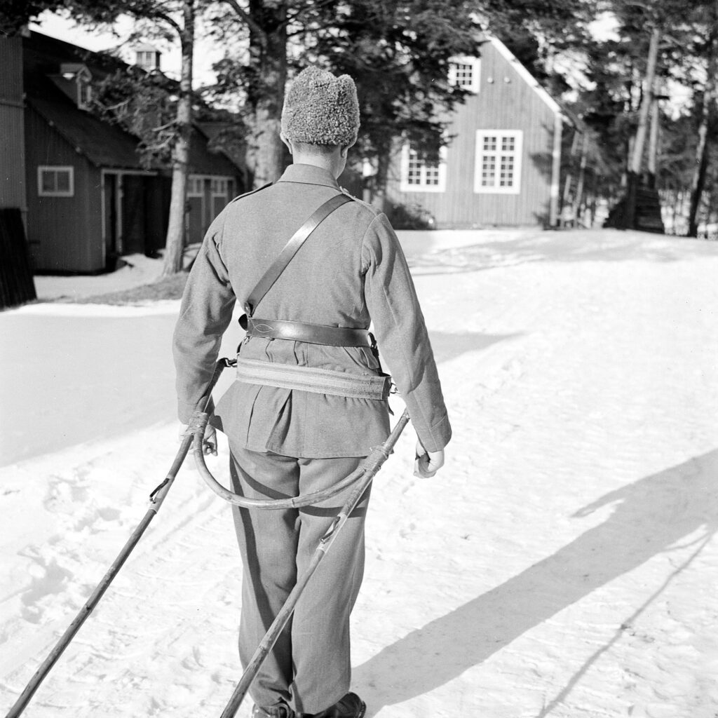 Rimforspulkan med fällbara skaklar demonstreras med dragbälte. Foto Olle Rimfors