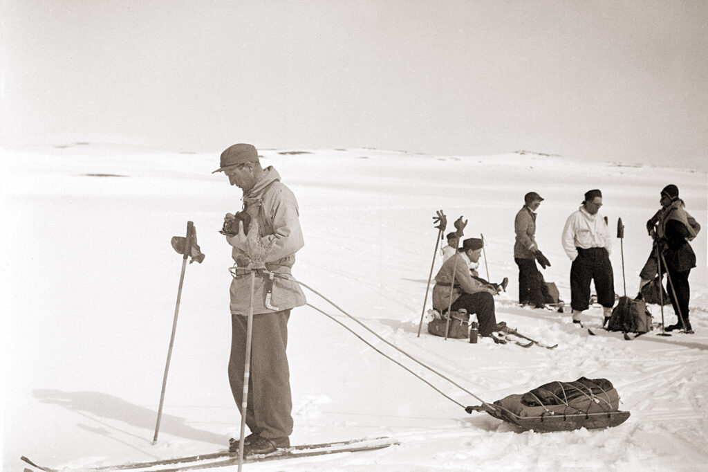 Olle Rimfors ute och fotograferar med sin miniatyrprototyp på världens första tältpulka.