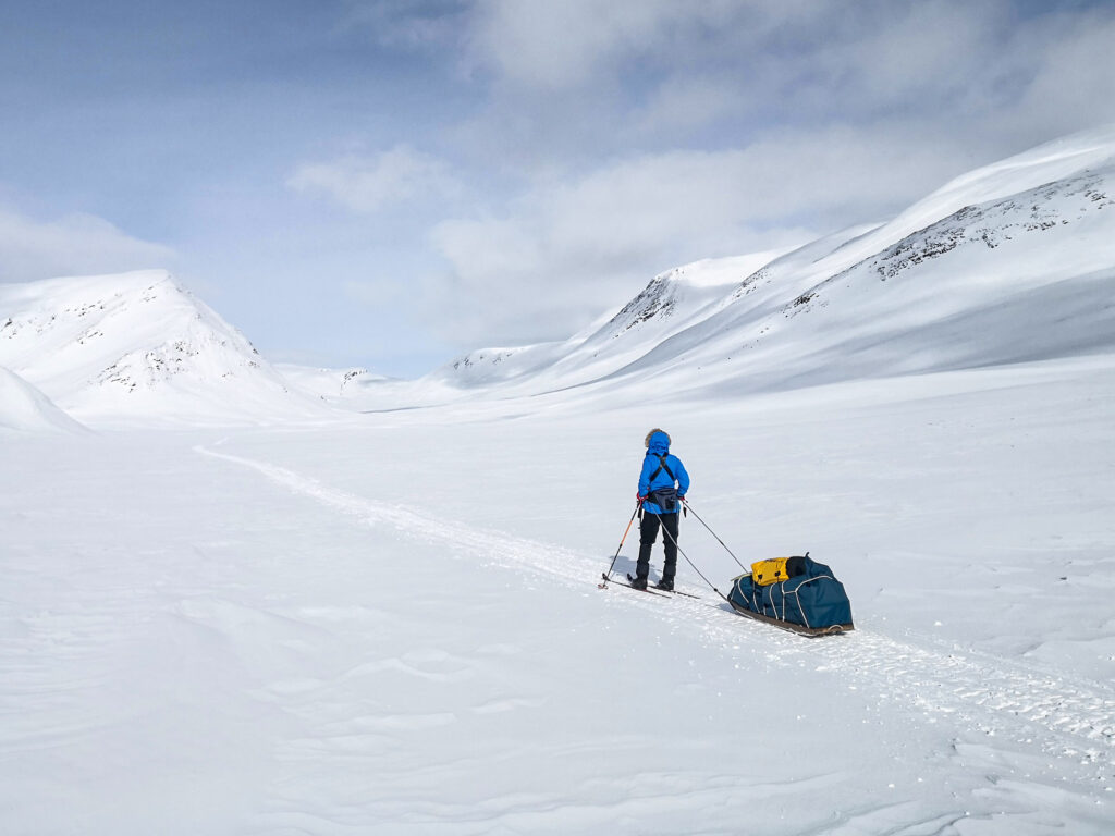 Magisk morgon i tjugo minus och strålande sol, på väg mot tredje och sista stora stigningen längs färden, Tjäktjapasset, 1150 m ö h, Kungsledens högsta punkt. Foto: Christer Hed