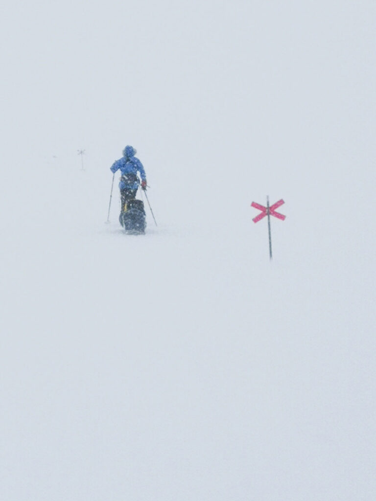 Vitt, vitt, vitt, på väg från Tjäktjastugan till Alesjaurestugorna. Men bra sikt över ledkryssen trots blåsten och snön. Foto: Christer Hed