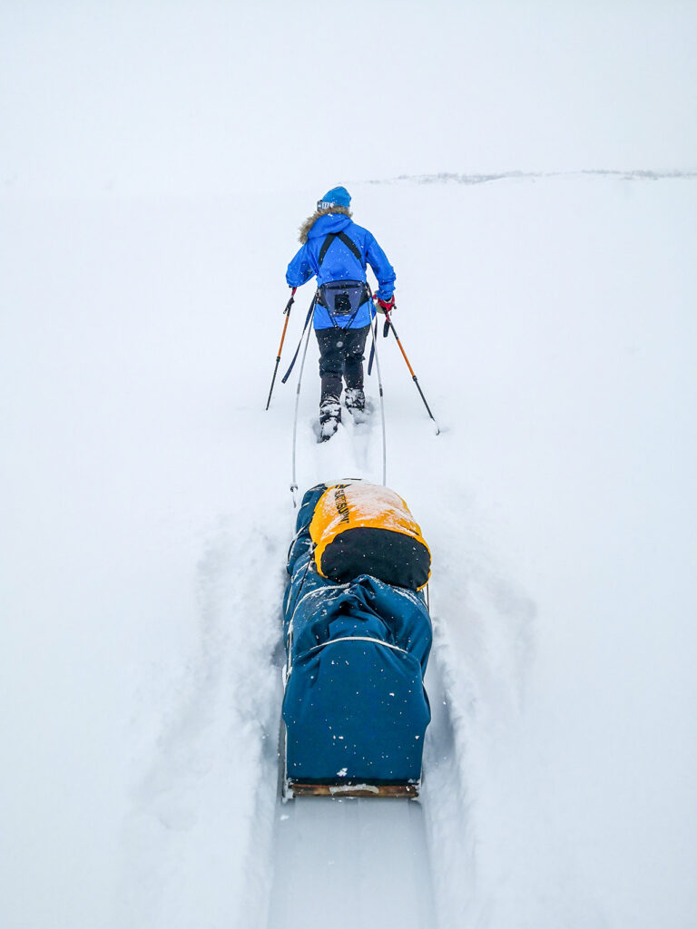 Fyra decimeter nysnö och mer på väg från sidan, över Torneträsk efter Abisko. Rimforspulkan glider upp på snön och behöver inte pressa den åt sidorna. Foto: Christer Hed